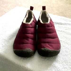 NEW KEEN WOMENS’S HOWSER SLIPPERS